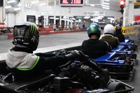 Rennfahrer fahren Rennen in Karts | Highway Kart Racing